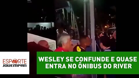 Gafe! Wesley se confunde e quase entra no ônibus do River