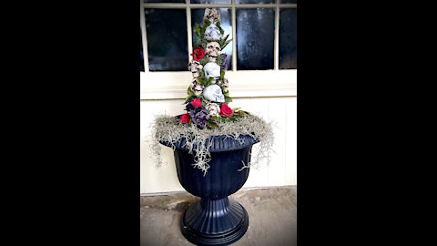 DIY Halloween Decoration- Skull Topiary