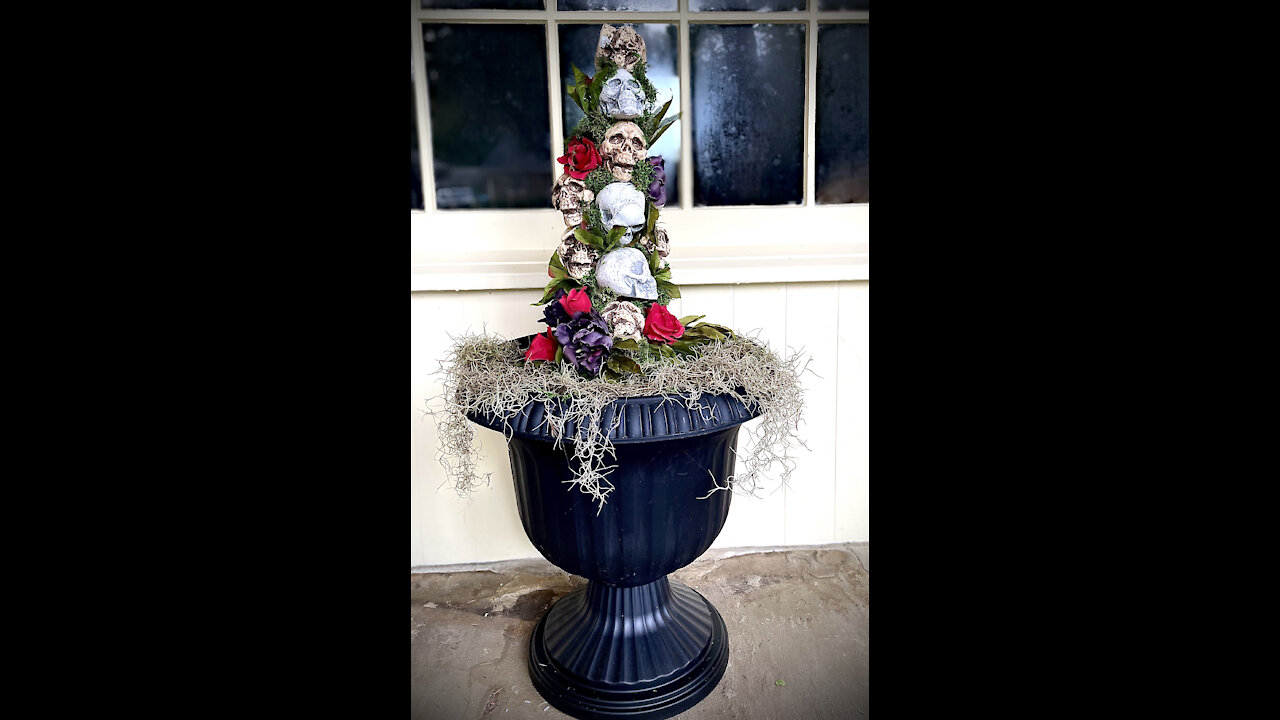 DIY Halloween Decoration- Skull Topiary