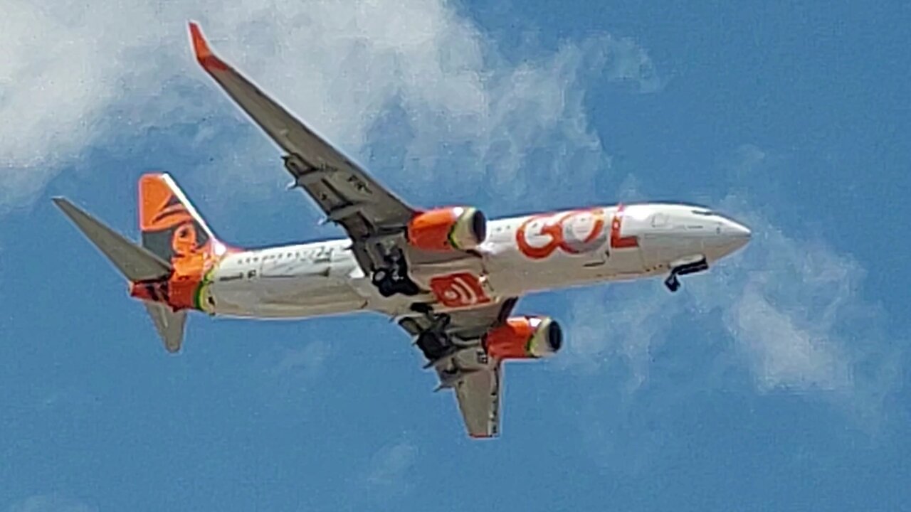 Airbus A320NEO PR-XBA coming from São Paulo and Boeing 737-800 PR-GXR from Recife to Fortaleza