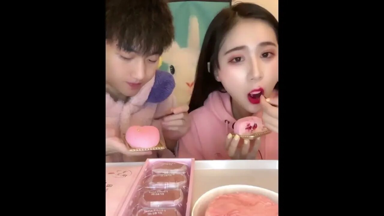 Mukbang Couple eating dessert #dessert #shortsvideo #shortsasmr #viral #mukbangers #kwai #chinese