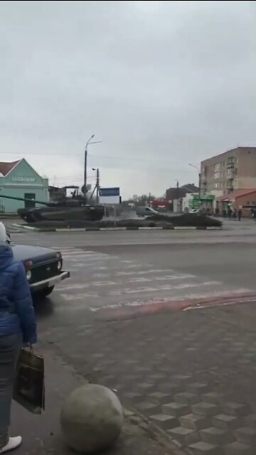 Tanks of Russian forces in #Primorsk, this is the road between Melitopol and Mariupol.