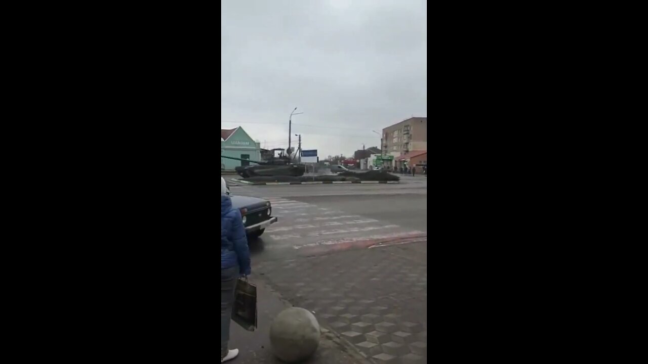 Tanks of Russian forces in #Primorsk, this is the road between Melitopol and Mariupol.