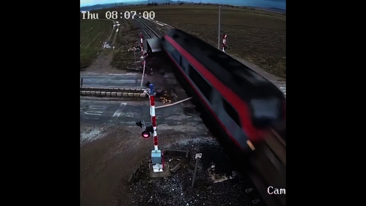 Kompilasi Kecelakaan di Perlintasan Kereta Api #Shorts 1