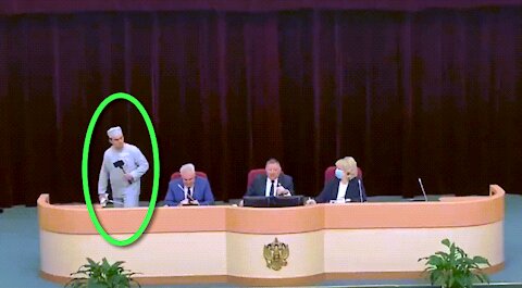 Russia: MP shows up in a concentration camp uniform to protest vax mandates