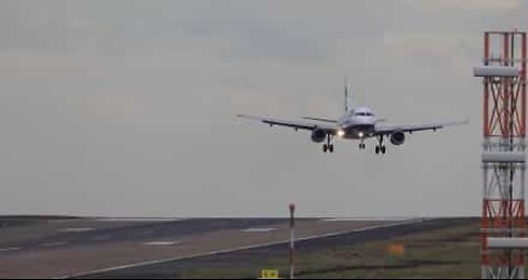 Ces atterrissages par grand vent en Angleterre vont vous soulever le cœur