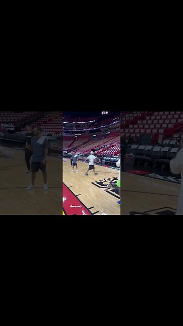 Neymar fazendo cesta com os pés no ginásio do Miami Heat