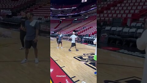 Neymar fazendo cesta com os pés no ginásio do Miami Heat