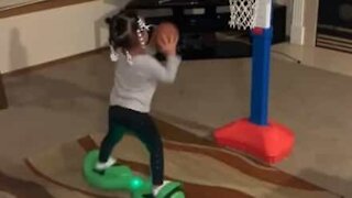 Menina de 3 anos faz truque de basquete em hoverboard