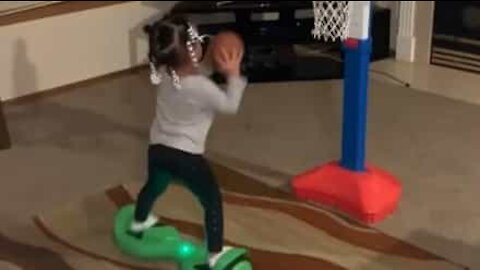 Menina de 3 anos faz truque de basquete em hoverboard