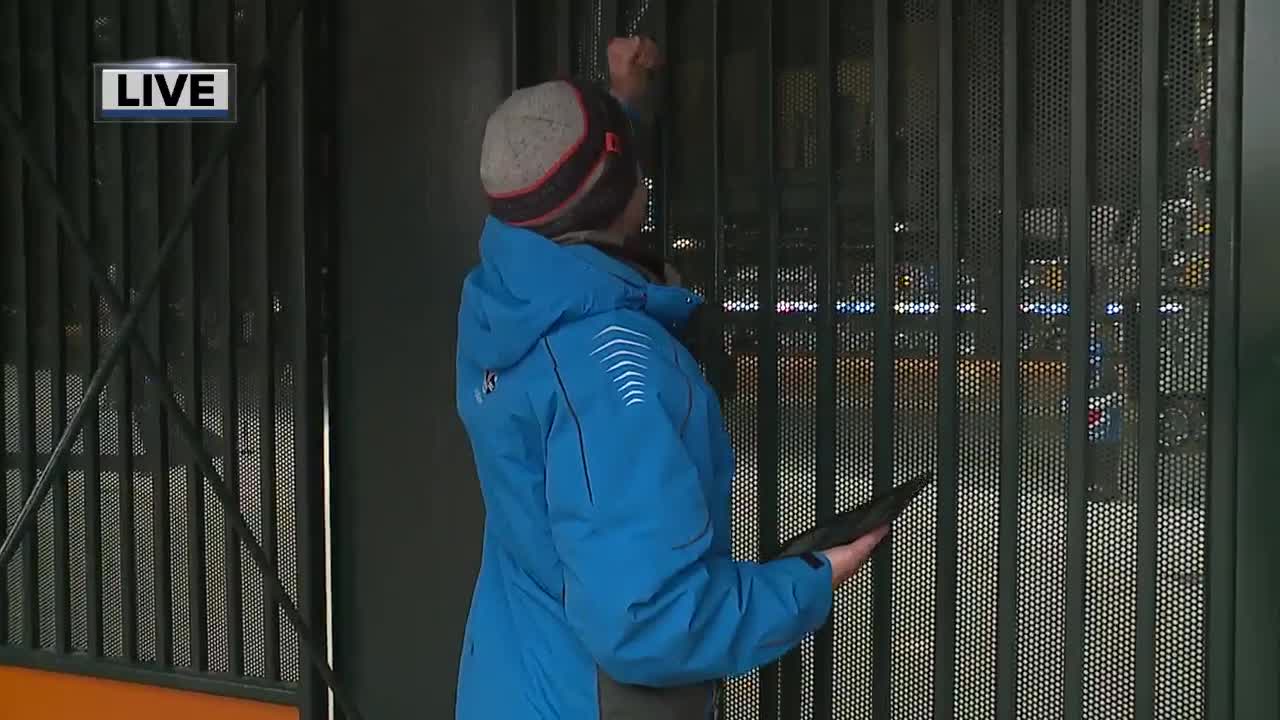 Kevin Jeanes tries to get into Comerica Park .