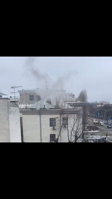 Ukraine: Smoke seen rising from the Russian embassy in Kyiv (Burning documents?)