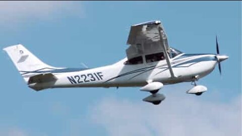 Avião faz aterragem de emergência na rua e bate em dois carros na Flórida