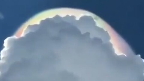 Rainbow colors around the cloudy [Mysterious]