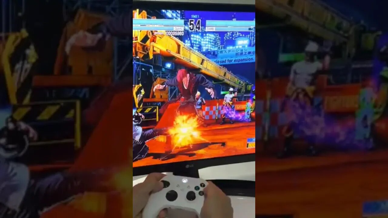 Kyo surrando Iori [Xbox Series S]