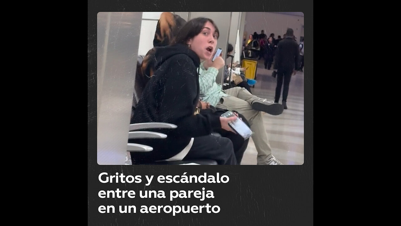 Una chica monta en cólera contra su novio en un aeropuerto