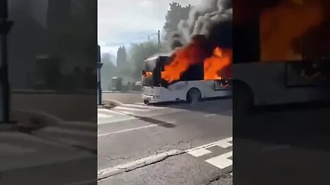 Ônibus escolar pega fogo em movimento na França