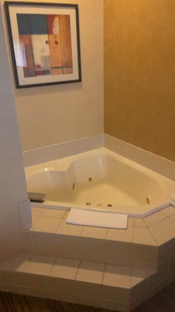 Jacuzzi tub suite! Secret location.