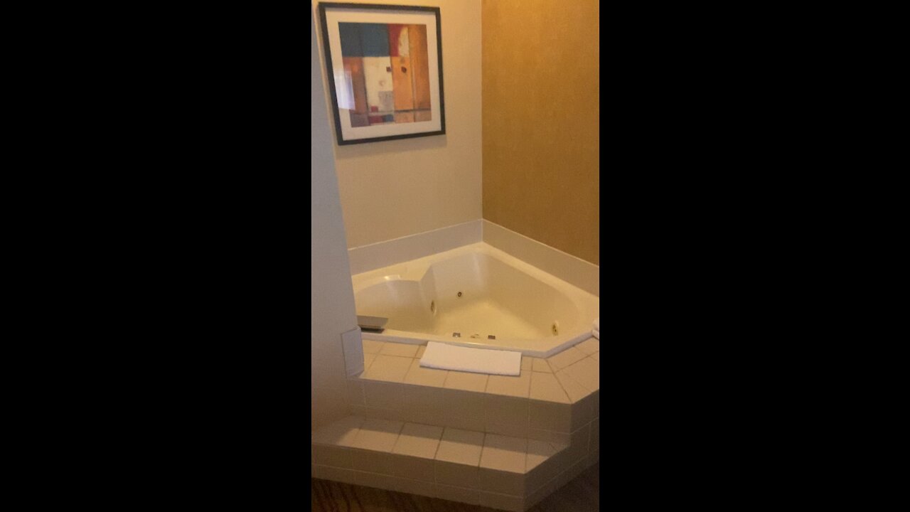 Jacuzzi tub suite! Secret location.