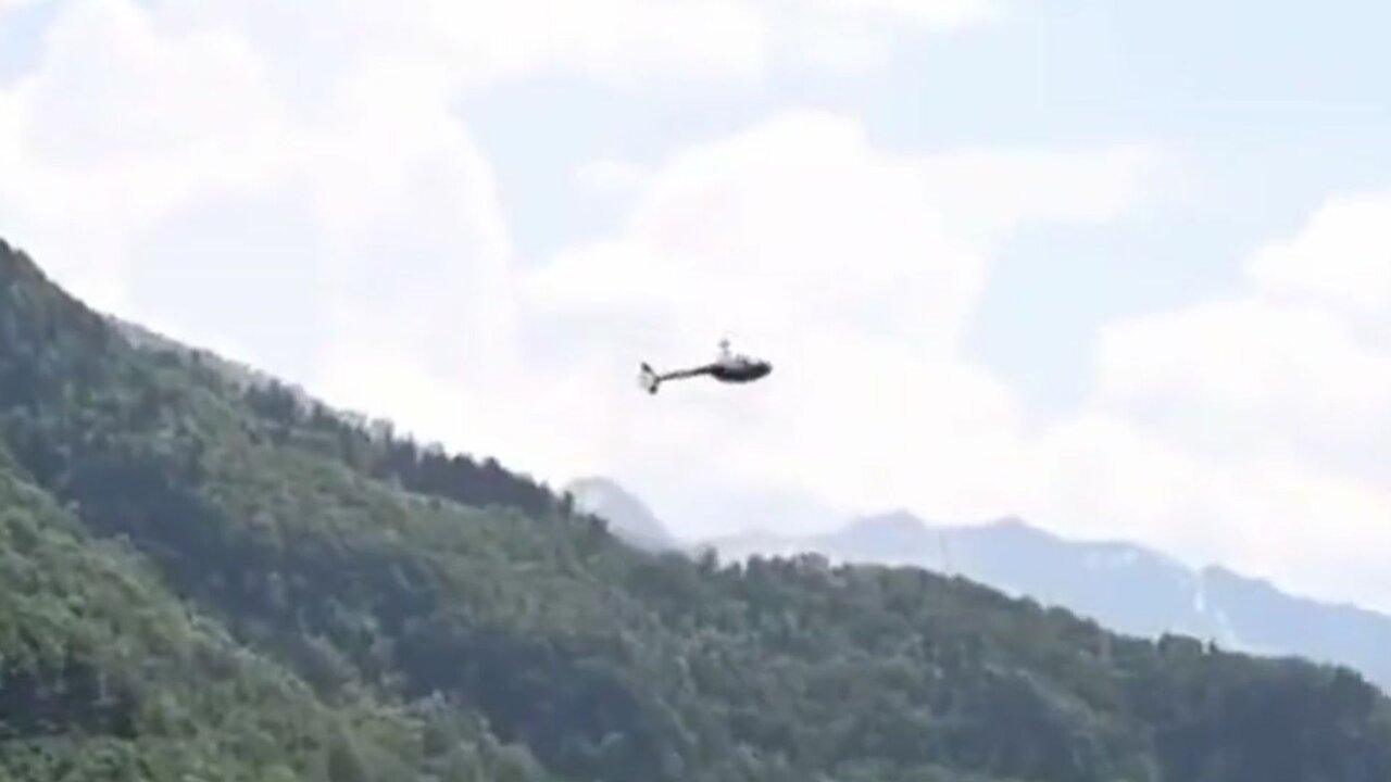 Pilot uses training tactic and lands helicopter safely.