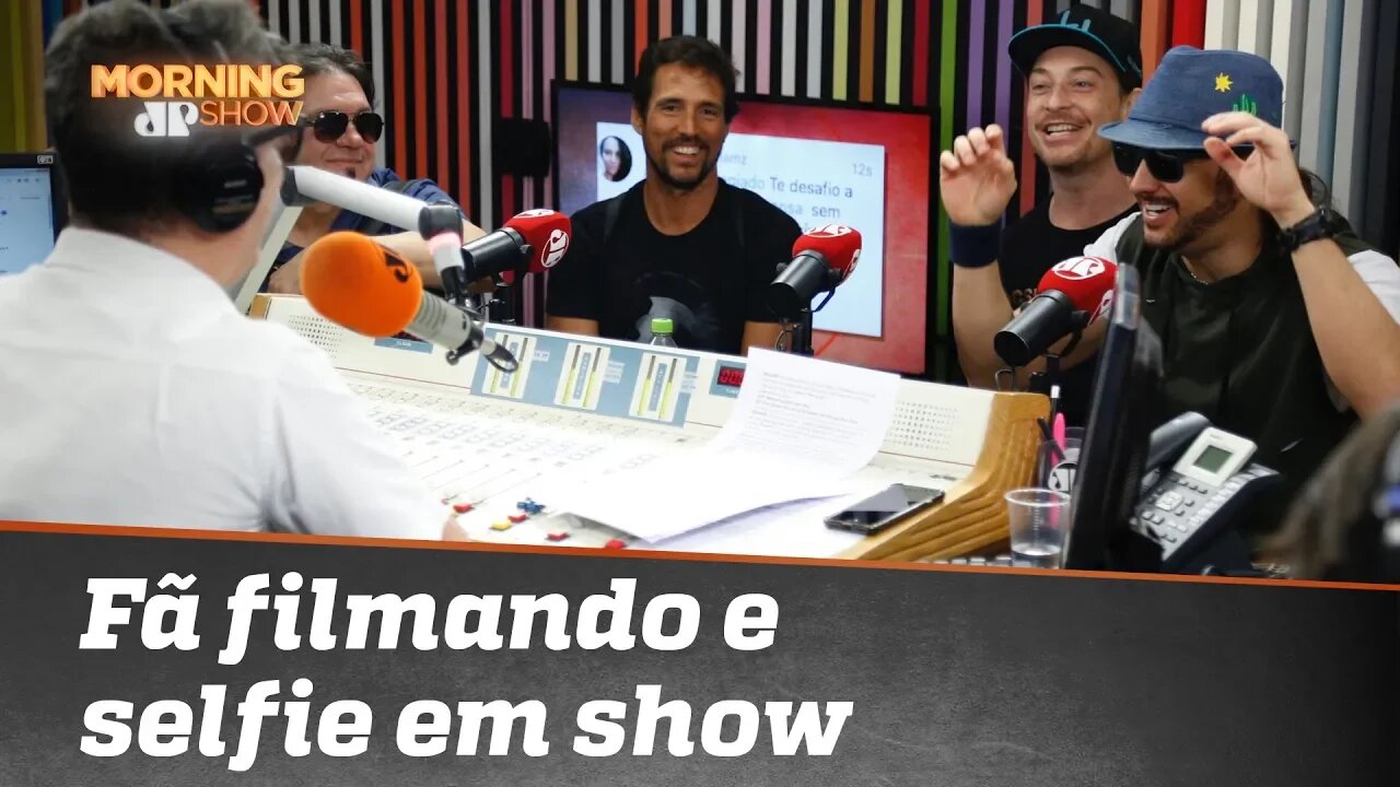 Como a banda Falamansa lida com fã filmando e fazendo selfie em show