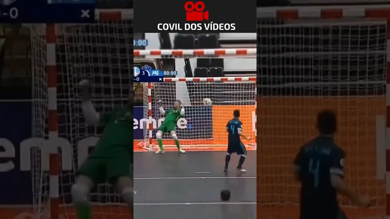 defendendo a bola com a cara