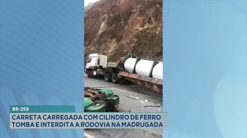 BR-259: Carreta com Cilindro de Ferro tomba e interdita Rodovia na madrugada.