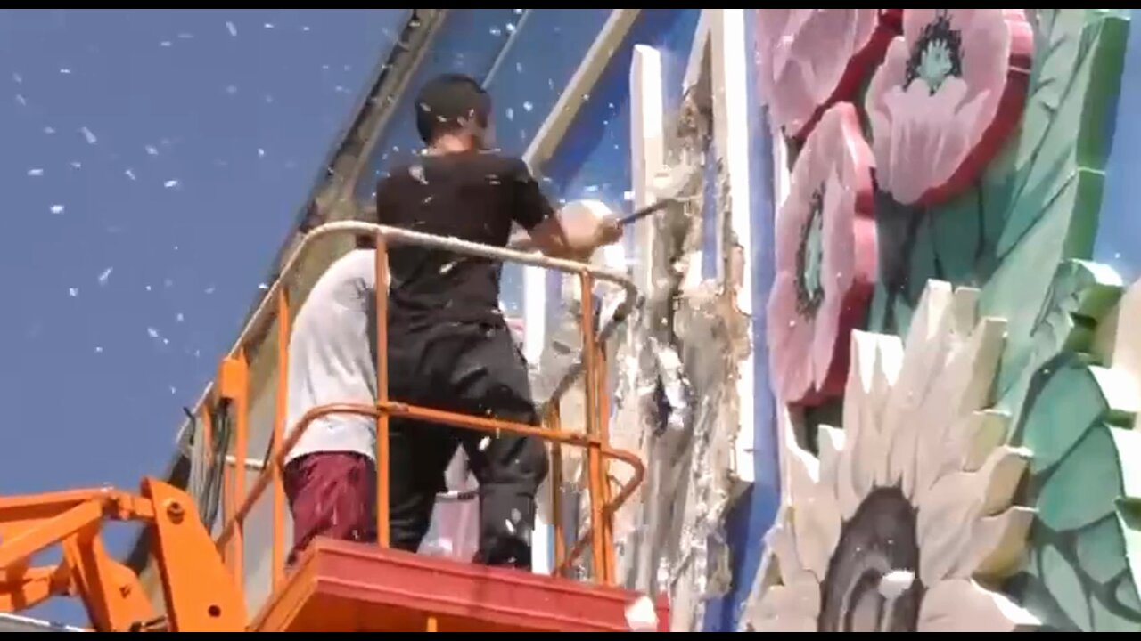 Removing the Ukrainian trident and flag from a building in Kharkov Oblast