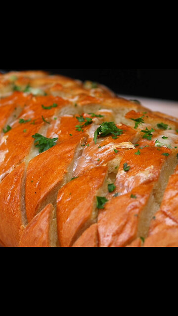 Cheese and Garlic Pull Apart Bread [GMG Originals]