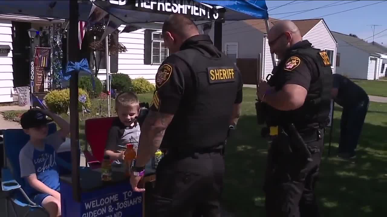 2 young boys raising money for families of fallen Cleveland police officers