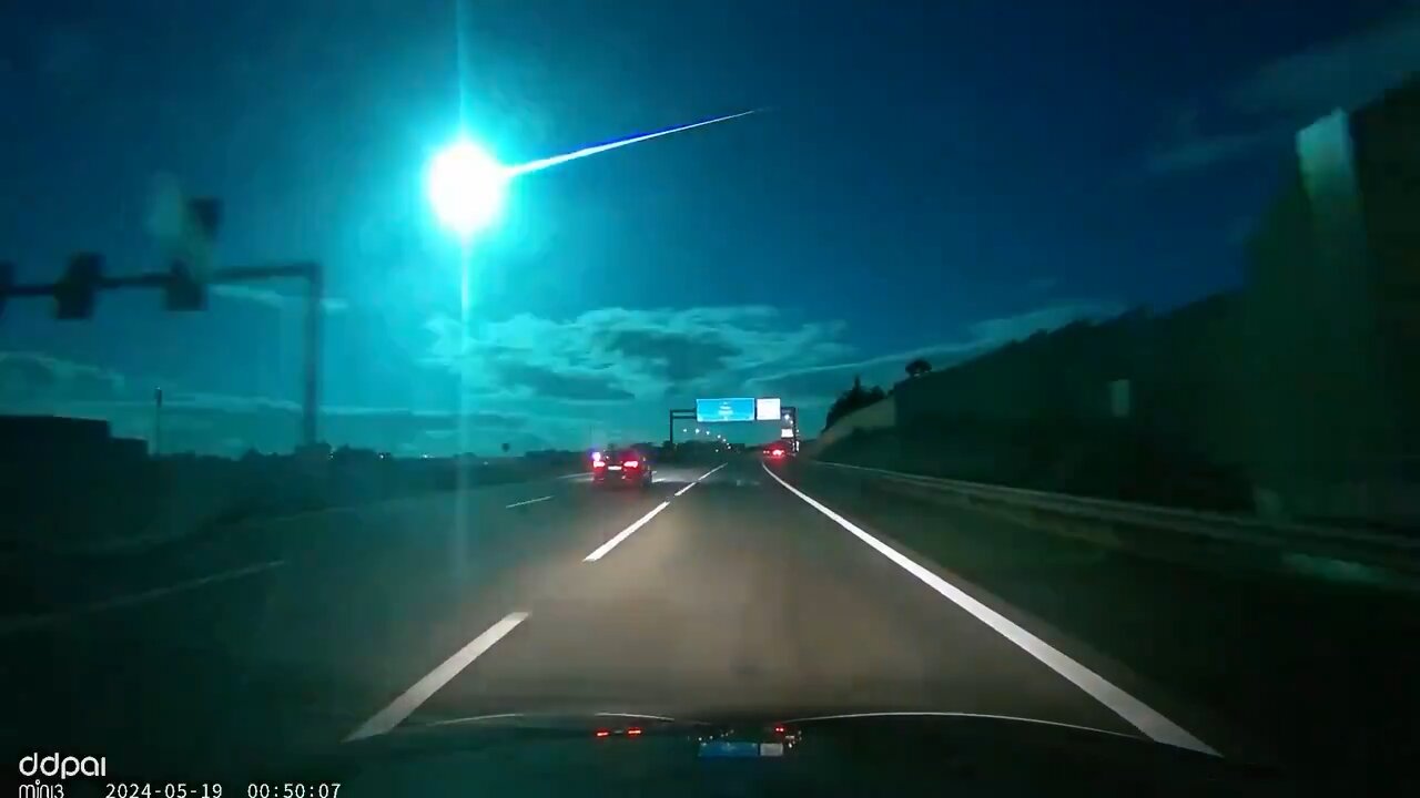 Blazing Fireball Streaks Across Sky Over Portugal 🇵🇹