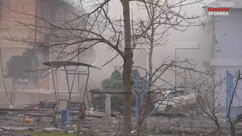 Tank of the DPR attacks the position of an Azov sniper, clearing the path