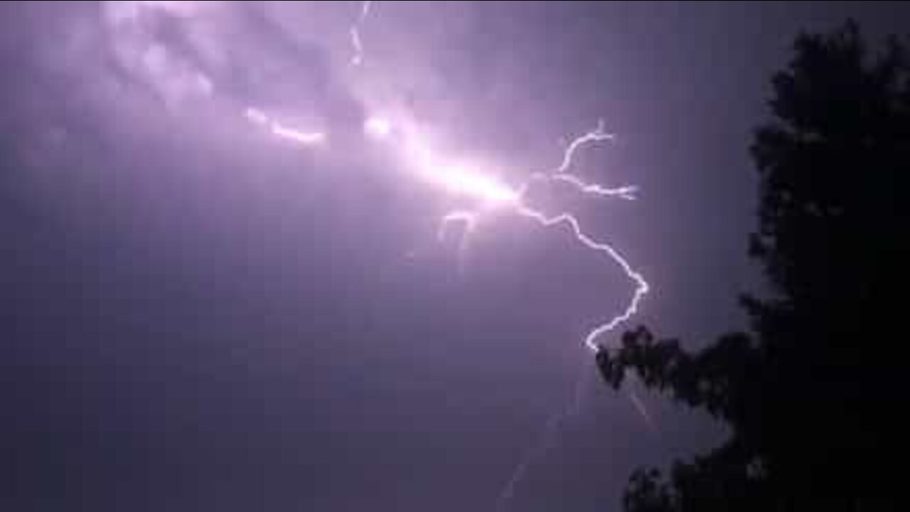 Le ciel de l'Italie, illuminé par les éclairs