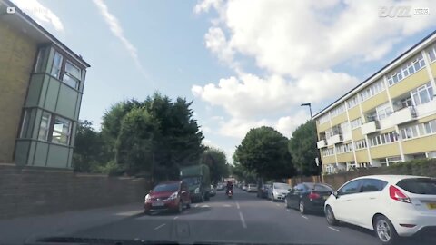 Eroe salva una donna da uno scippo