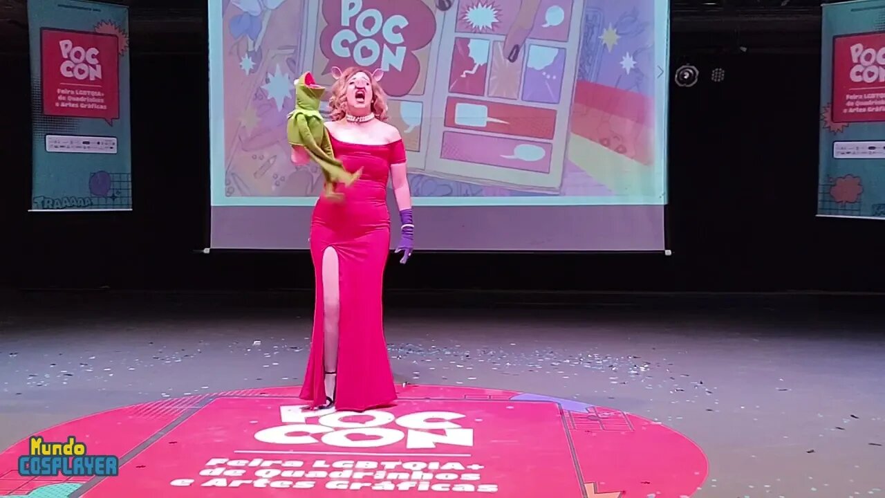 Miss Piggy dos Muppets no Concurso Cosplay Lip Sync Challenge na Poc Con 2023