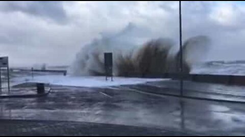 Tempestade Eleanor forma ondas gigantes no Reino Unido