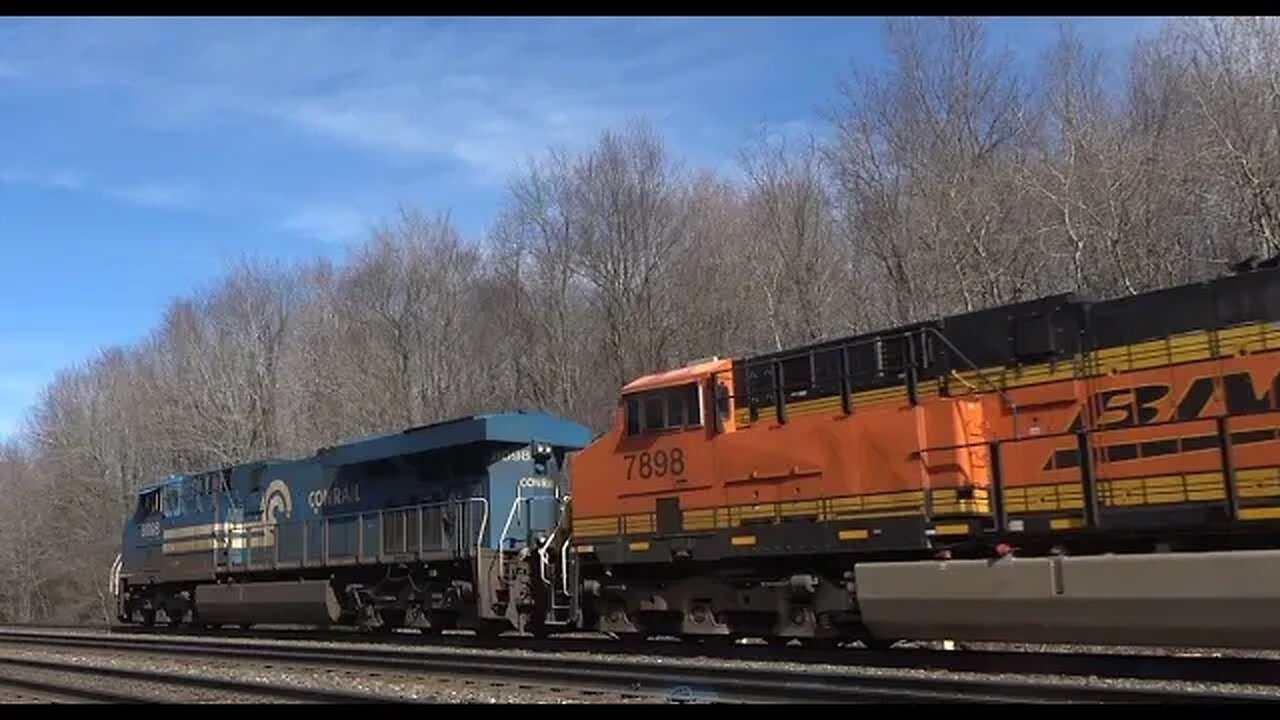 8098 Conrail & BNSF lead an intermodal east