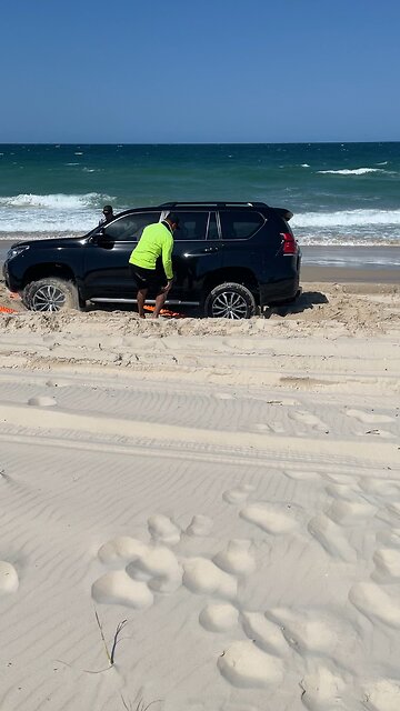 Landcruiser Prado gets Bogged