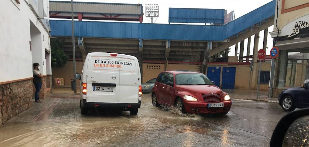 La lluvia deja vehículos atrapados y arrastra contenedores en Almendralejo (Badajoz)