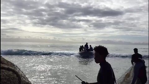 The Shark Exclusion Net keeps Fish Hoek beach safe (Video) (9s3)