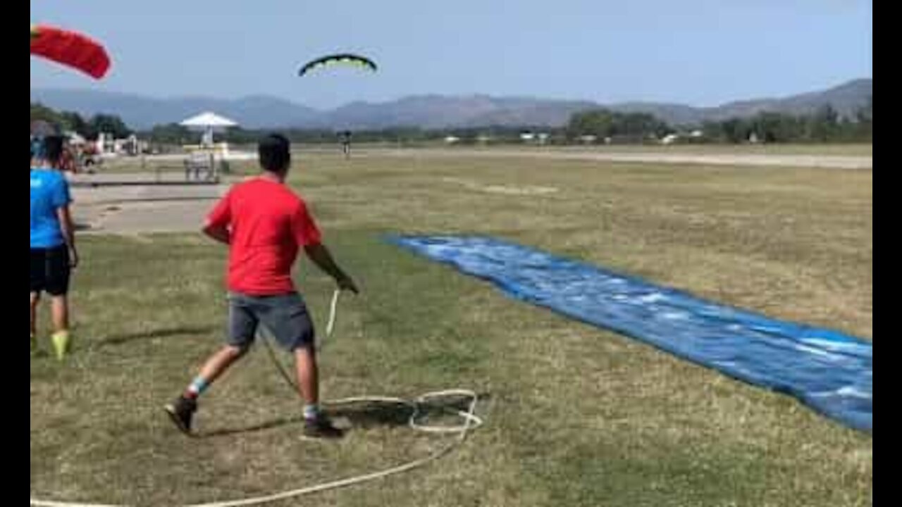 Un parachutiste atterrit sur un Slip 'N Slide