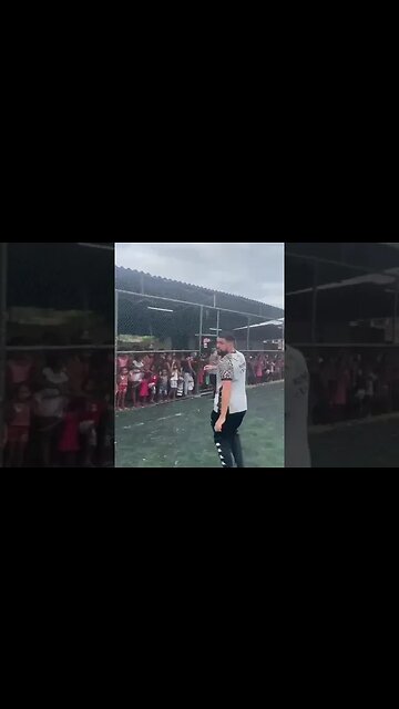 Jogadores do Vasco distribuindo chocolate na comunidade Cidade de Deus