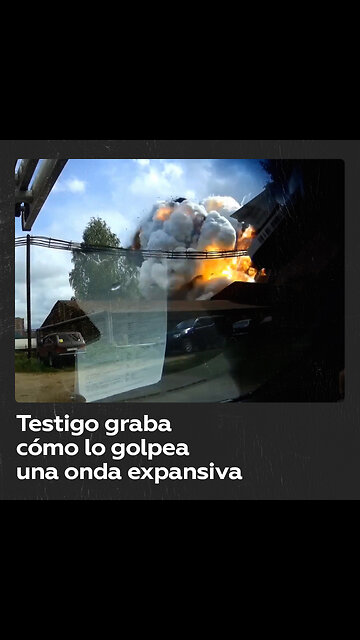 Automóvil es golpeado por onda expansiva del estallido de una fábrica en Moscú
