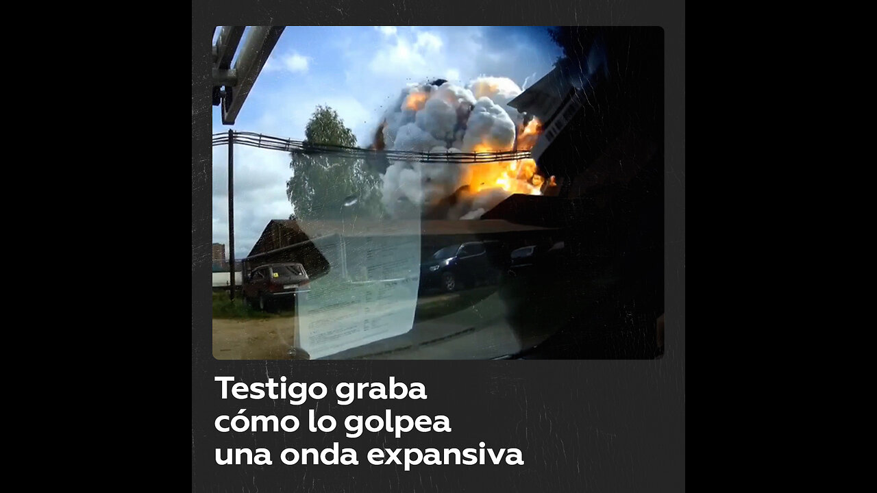 Automóvil es golpeado por onda expansiva del estallido de una fábrica en Moscú