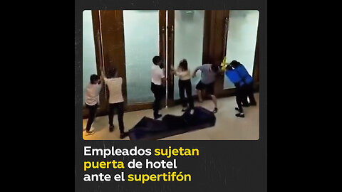 Empleados bloquean puerta de un hotel ante el supertifón Yagi