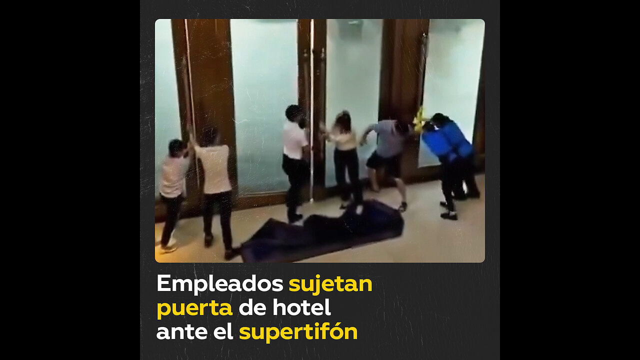 Empleados bloquean puerta de un hotel ante el supertifón Yagi