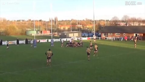 Rugbyspillere nedlægger målstolpe