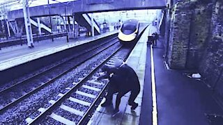 Turvakameran kuvaama dramaattinen tilanne: nainen estää miestä tekemästä itsemurhaa