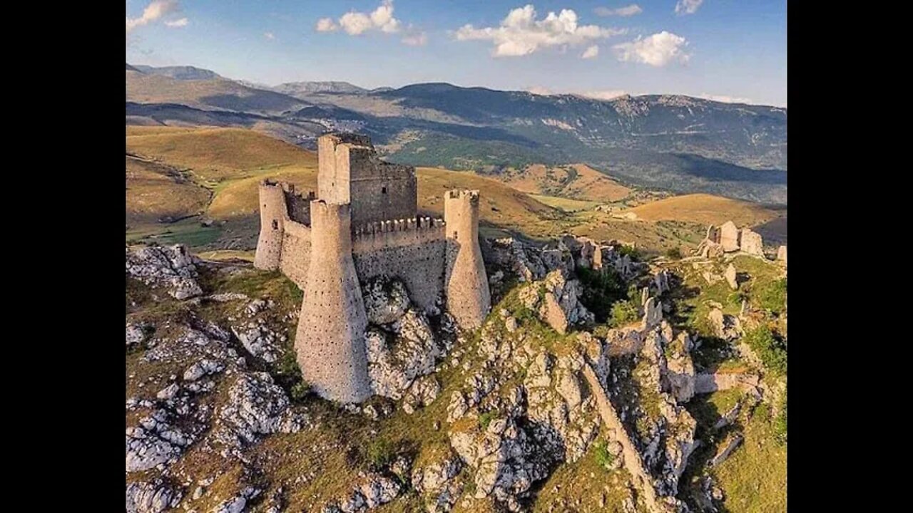 CASTELLO DI ROCCA CALASCIO E CHIESA DI SANTA MARIA DELLA PIETA'