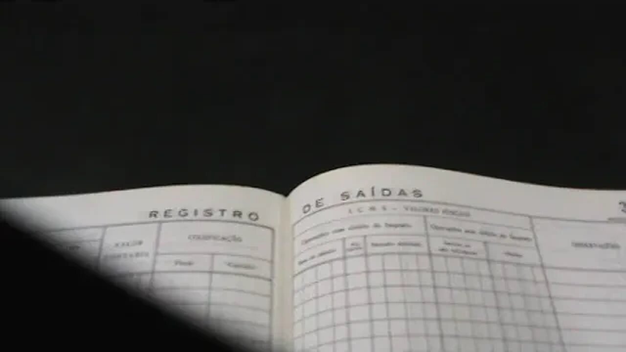 DIA-13/05/2022-11hs- ESCRITORIO -LIVROS DOCUMENTOS GUARDADOS POR VARIOS ANOS - LIMPEZA-LIXO